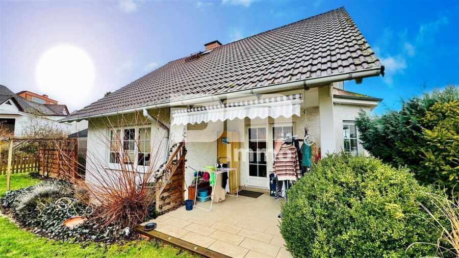 Hochwertiges Einfamilienhaus in traumhafter Ortsrandlage mit Einliegerbereich - Seitenansicht